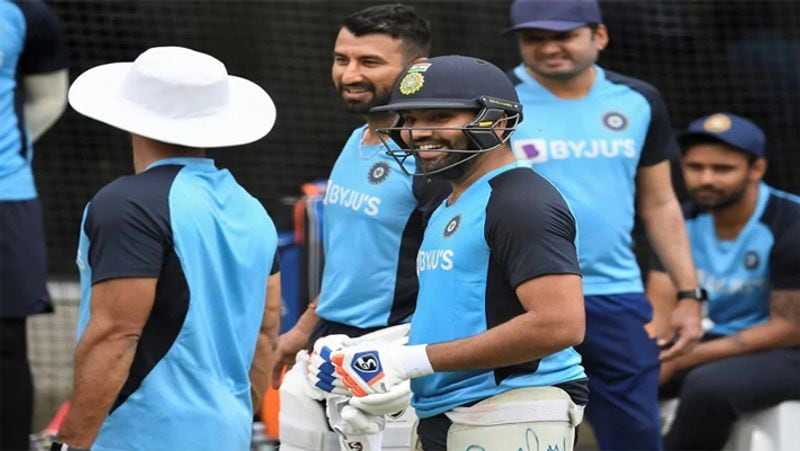देखा जाए तो पिछले कुछ समय से क्रिकेटर्स अपने परिवार के बिना ही क्रिकेट टूर कर रहे थे। आईपीएल में भी कम ही खिलाड़ियों की फैमिली आई थी, वहीं ऑस्ट्रेलिया दौरे पर भी कई प्लेयर्स अपने परिवार से दूर थे। ऐसे में अब जब भारत में कोई सीरीज का आयोजन हो रहा है, तो परिवार वाले भी उनके साथ वहां पहुंचे हैं।