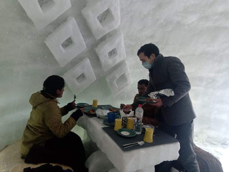 ഒരേ സമയത്ത് പതിനാറ് പേര്ക്ക് നാല് തീന്മേശകള്ക്ക് ചുറ്റുമായി ഇരിക്കാം. നിങ്ങളുടെ മുന്നിലേക്ക് ചൂടാറാത്ത വിഭവങ്ങളെത്തും. 