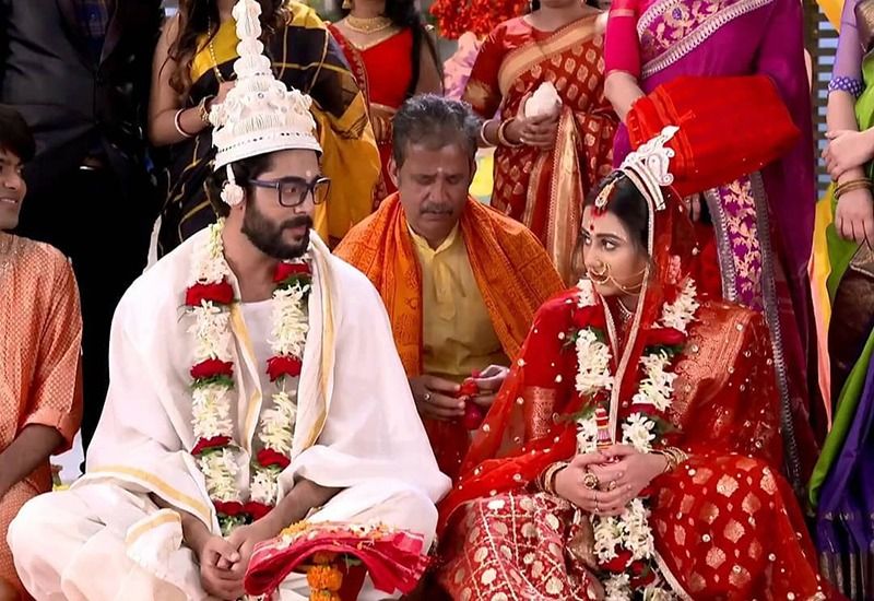 রিয়েল লাইফের মতোই রিল লাইফের জমে উঠেছে বিয়ের মরশুম। নতুন করে ফের বিয়ের পিড়িতে বসলেন অভিনেত্রী স্বস্তিকা দত্ত।