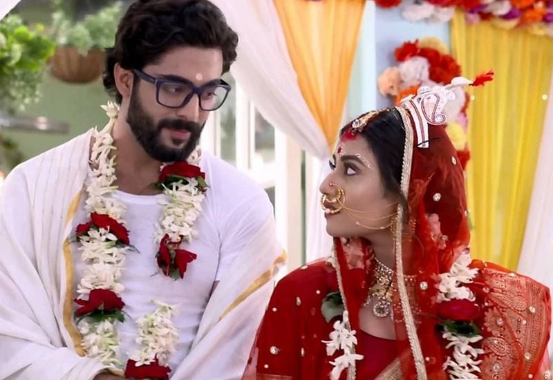 <p><br />
পর্দায় কর্ণ এখন অতীত। বাস্তবে জমে উঠেছে কর্ণের স্ত্রী রাধিকার প্রেম। 'কী করে বলব তোমায়' ধারাবাহিকের নায়িকা স্বস্তিকা এবার কাপল গোল দিচ্ছেন ইনস্টা-স্টোরিতে। সংবাদমাধ্যমে একে অপরকে ভালবাসার কথা স্বীকার করে নিলেন সঙ্গীত শিল্পী শোভন গঙ্গোপাধ্য়ায় এবং স্বস্তিকা দত্ত।</p>