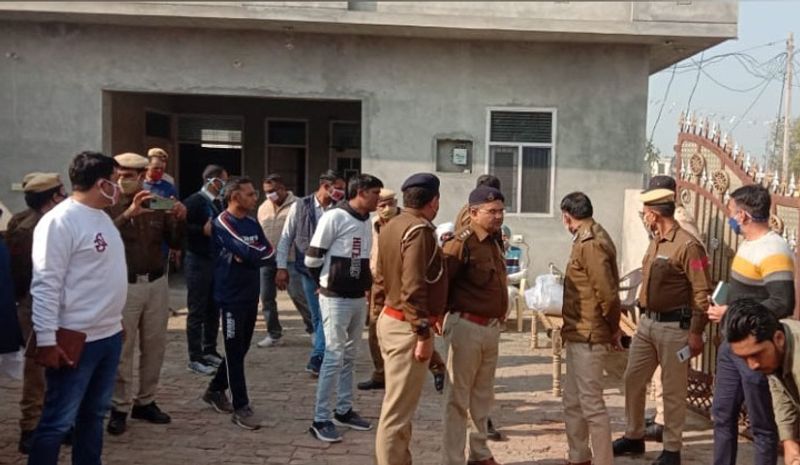 पुलिस ने बहू इंद्रजीत कौर के बयान के आधार पर अज्ञात के खिलाफ हत्या का केस दर्ज किया है। वहीं, घर के आंगन में मां-बेटे के मिले शव से ग्रामीण सकते में हैं।