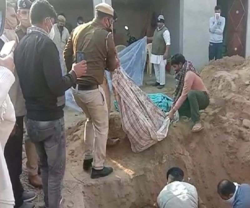 रणबीर कौर के दूसरे बेटे पोला की पत्नी इंद्रजीत कौर अपनी ससुराल गांव ढाबीटेक सिंह पहुंची। पोला की मौत लगभग दो साल पहले हो गई थी। इंद्रजीत कौर अपनी छह वर्षीय बेटी के साथ पटियाला में रह रही थी। सास रणबीर कौर (65) तथा देवर हरप्रीत (45) घर पर न दिखाई देने पर वह गढ़ी थाना पहुंची और दोनों के गायब होने की शिकायत दी।
