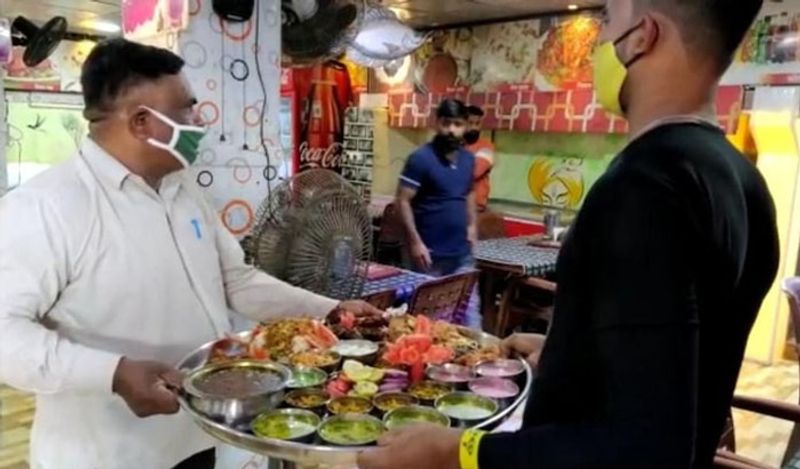 थाली में कई तरह की डिशेज परोसी जाती है। इसमें कुल 12 आइटम्स हैं। जिसमें फ्राई सुराई, फ्राई फिश, चिकन तंदूरी, ड्राई मटन, चिकन मसाला और बिरयानी जैसी टेस्टी डिशेज शामिल है। 