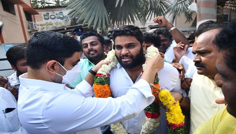 జివో 77 రద్దు చెయ్యాలని సీఎం ఇళ్ళు ముట్టడికి వెళ్లిన టిఎన్ఎస్ఎఫ్ నాయకులపై ఏకంగా రేప్ కేసే పెట్టారు. అంతేకాదు విద్యార్థుల భవిష్యత్తుతో జగన్ రెడ్డి ఆటలాడుతున్నారు. జివో 77 తీసుకొచ్చి బడుగు, బలహీన వర్గాల విద్యార్థులకు అన్యాయం చేస్తున్నారని మండిపడ్డారు.ఈ జీవోతో సుమారుగా 3 లక్షల మంది విద్యార్థులకు ఉన్నత విద్య చదువుకునే అవకాశం లేకుండా పోయిందని ఆవేదన వ్యక్తం చేశారు. ప్రైవేట్ కాలేజీల్లో పీజీ చదువుకునే విద్యార్థులకు ఫీజు రీయింబర్స్మెంట్, స్కాలర్ షిప్స్ రద్దు చెయ్యడం దుర్మార్గమైన చర్య అంటూ దుయ్యబట్టారు.