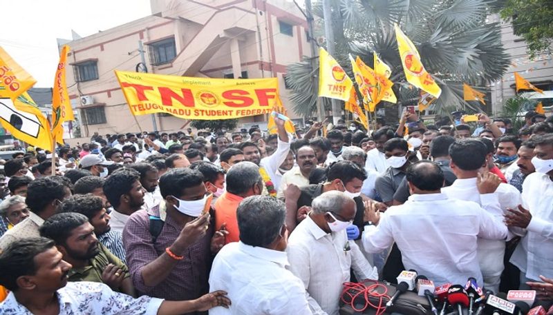 రాష్ట్ర ముఖ్యమంత్రి జగన్ రెడ్డి గారి పిల్లలు మాత్రం విదేశాల్లో ఉన్నత విద్య చదువుకోవాలా? బిసి,దళిత,ఎస్టీ విద్యార్థులకి మాత్రం విదేశాల్లో చదువుకునే హక్కు లేదా? ఉన్నత విద్య చదువుకునే హక్కు లేదా? అని ప్రశ్నించారు. స్వర్గీయ ఎన్టీఆర్ ప్రవేశపెట్టిన విదేశీ విద్యా పథకాన్ని నిర్వీర్యం చేస్తున్నారన్నారు. పథకంలో భాగంగా ఉన్నత విద్య కోసం విదేశాలకు వెళ్లిన విద్యార్థులకు నిధులు విడుదల చెయ్యడం లేదన్నారు. దీంతో తల్లిదండ్రులు తీవ్ర ఆందోళన ఉన్నారు. అప్పు పుట్టదు.. ప్రభుత్వం పట్టించుకోదు.. విదేశాల్లో ఉన్న పిల్లల భవిష్యత్తు ఏంటో అర్ధం కాకా ఎంతో మంది తల్లిదండ్రులు భయపడుతున్నారన్నారు.