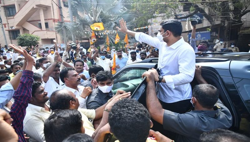 మడమ తిప్పను, మాట మార్చను అని బిల్డప్ ఇచ్చాడు. ఇప్పుడు మాట మార్చాడు, మడమ తిప్పాడు.కుల పిచ్చికి జగన్ రెడ్డి బ్రాండ్ అంబాసిడర్ గా మారాడు. యూనివర్సిటీలను భ్రష్టు పట్టించాడు. యూనివర్సిటీలను రాజకీయ వేదికలుగా మార్చేసాడు. 13 యూనివర్సిటీలు ఉంటే,11 యూనివర్సిటీల్లో వైస్ ఛాన్సలర్లు ఒకే సామజిక వర్గానికి చెందిన వాళ్ళని నియమించుకున్నారంటూ ఆగ్రహం వ్యక్తం చేశారు.
