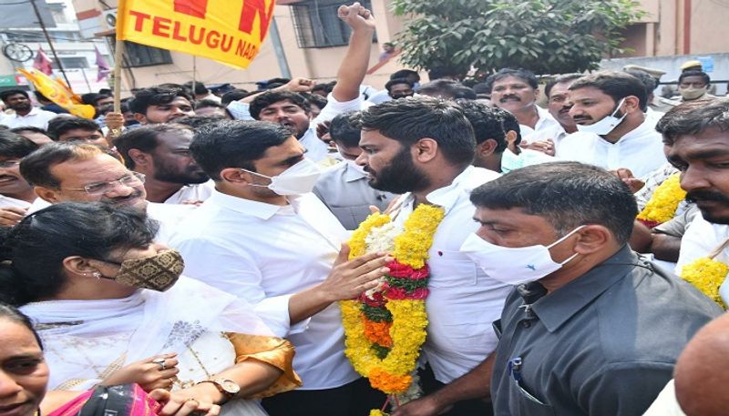 యూనివర్సిటీల్లో ఎక్సిక్యూటివ్ కౌన్సిల్ మెంబర్ పోస్టుల్లో 90 శాతం సొంత సామాజిక వర్గానికి ఇచ్చుకున్నారు. రాజకీయ నేపథ్యం,క్రిమినల్ బ్యాక్ గ్రౌండ్ లేని వారిని యూనివర్సిటీ ఎక్సిక్యూటివ్ కౌన్సిల్ మెంబర్లగా నియమించాలి. అలాంటిది యూజీసీ,హైయ్యర్ ఎడ్యుకేషన్ నిబంధనలు తుంగలో తొక్కి వైకాపా వాళ్ళని ఎక్సిక్యూటివ్ కౌన్సిల్ మెంబర్లగా నియమించారు. 90 శాతం ఒకే సామజిక వర్గం.అందులో 60 శాతం క్రిమినల్ హిస్టరీ ఉన్నవాళ్లే అంటూ దుయ్యబట్టారు.