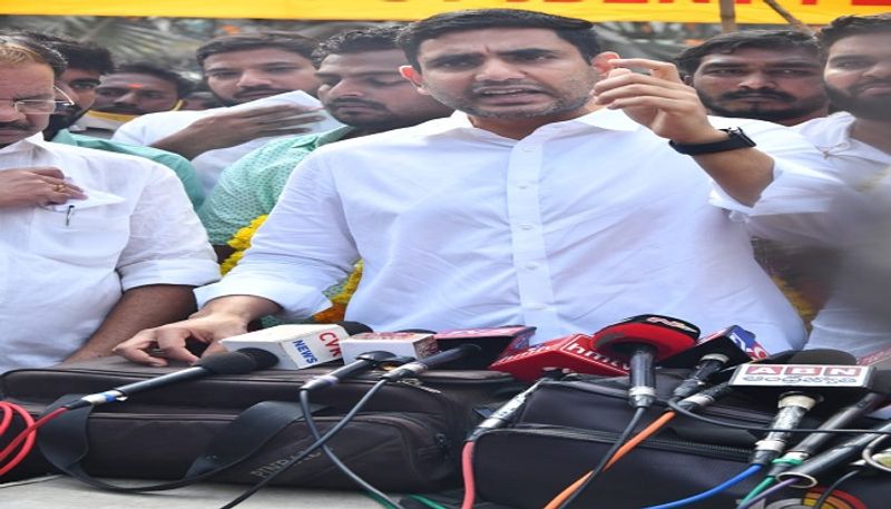 ఆటో ఆర్టిస్టులను అడ్డుకున్నారంటూ దళిత రైతులమీదే ఎస్సీ, ఎస్టీ అట్రాసిటీ కేసులు పెట్టి అరెస్ట్ చేశారు. సీఎం సొంతూర్లోనే హత్యకు గురైన దళిత మహిళ నాగమ్మ కుటుంబానికి న్యాయం చెయ్యమని ఛలో పులివెందుల కార్యక్రమం నిర్వహించాం. దీన్ని ముందుండి నడిపించిన తెలుగు మహిళ అధ్యక్షురాలు, దళిత నాయకురాలు అనిత,ఎస్సీ సెల్ అధ్యక్షుడు ఎంఎస్ రాజుల పై ఎస్సి,ఎస్టీ అట్రాసిటీ కేసు పెట్టారు.