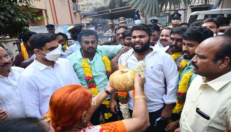 దేశం కోసం త్యాగం చేసిన గొప్ప వ్యక్తుల జన్మదినోత్సవాలు జరగాల్సిన చోట దేశాన్ని దోచిన వాళ్ళ పుట్టిన రోజు సంబరాలు చేస్తున్నారు. ప్రతి జనవరిలో ఉద్యోగాల క్యాలెండర్ అన్నారు. రెండు జనవరిలు వెళ్లిపోయాయి ఉద్యోగాల క్యాలెండర్ ఏమయ్యింది? అంటూ ప్రశ్నించారు.తక్షణమే జివో 77 రద్దు చెయ్యాలి. బడుగు,బలహీన వర్గాల విద్యార్థులు చదువుకునే అవకాశం కల్పించాలి. పీజీ విద్యార్థులకు ఫీజు రీయింబర్స్మెంట్,స్కాలర్ షిప్స్ అమలు చెయ్యాలని డిమాండ్ చేశారు.