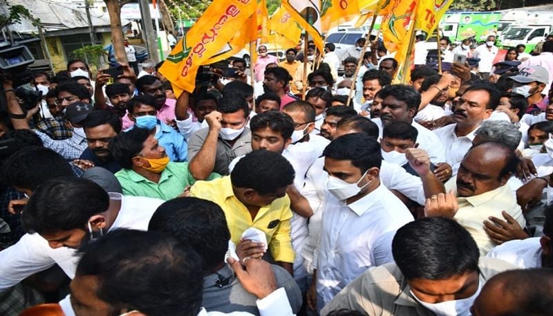 జివో 77 రద్దు చెయ్యకపోతే రాష్ట్రవ్యాప్త ఉద్యమం చేపడతామని హెచ్చరించారు. ఇంత జరుగుతుంటే 22 మంది ఎంపీలు ఏమయ్యారు? గాడిదలు కాస్తున్నారా? ప్రత్యేక హోదా ఏమయ్యింది? అంటూ విరుచుకుపడ్డారు.జగన్ రెడ్డి వచ్చిన తరువాత ఒక్క ఉద్యోగం రాలేదు, ఒక్క కంపెనీ రాష్ట్రానికి రాలేదు.కొత్త కంపెనీలు రాకపోగా ఉన్న కంపెనీలు రాష్ట్రం వదిలి పెట్టి పోతున్నాయన్నారు.