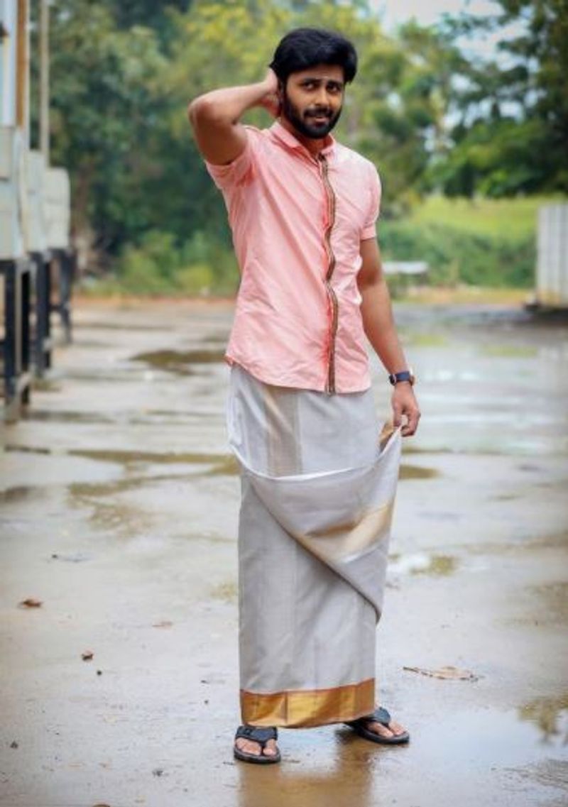 வேஷ்டியை கையில் பிடித்து.... அசத்தல் போஸ் 