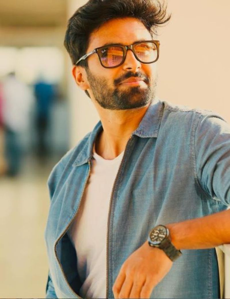கண்ணில் கண்ணாடி... முகத்தில் புன்னகை அம்புட்டு அழகு அஸ்வின் நீங்க 