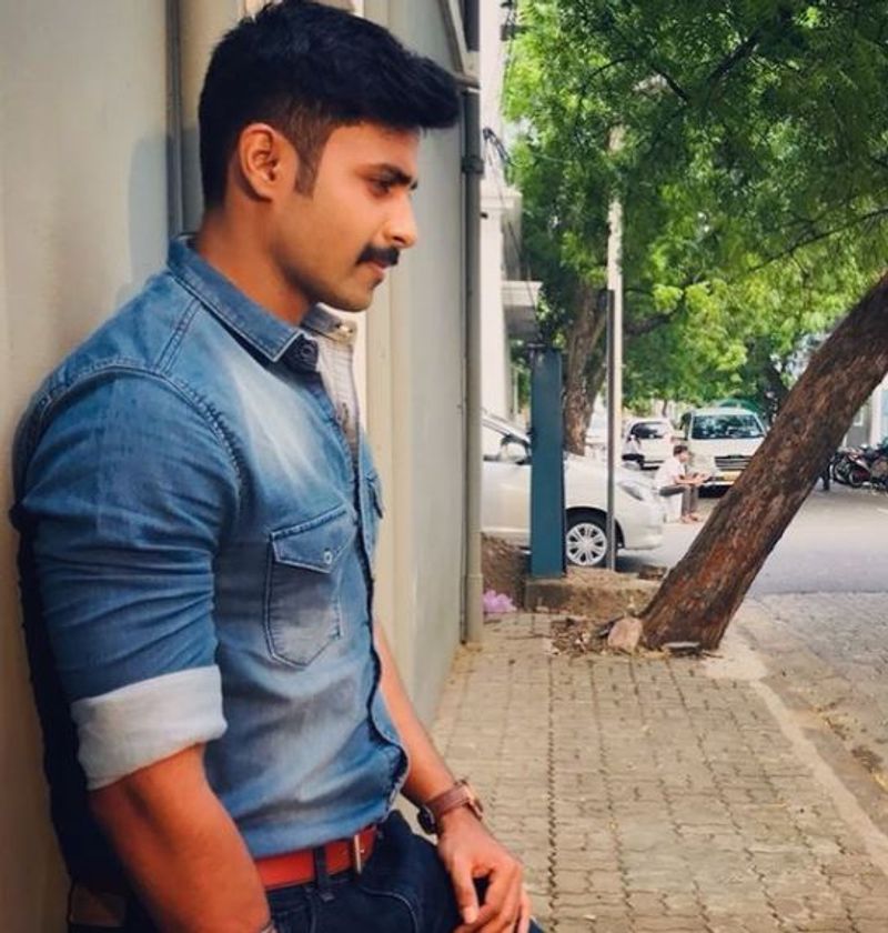 பாண்டிச்சேரி சாலையில் பக்கா மாஸ் காட்டியபடி போஸ் கொடுக்கும் அஸ்வின் 