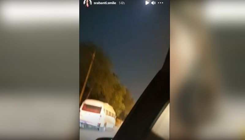 গাড়ির ভিতর থেকে ফোন বের করে রেকর্ড করেছেন চাঁদনি রাতের আকাশ।