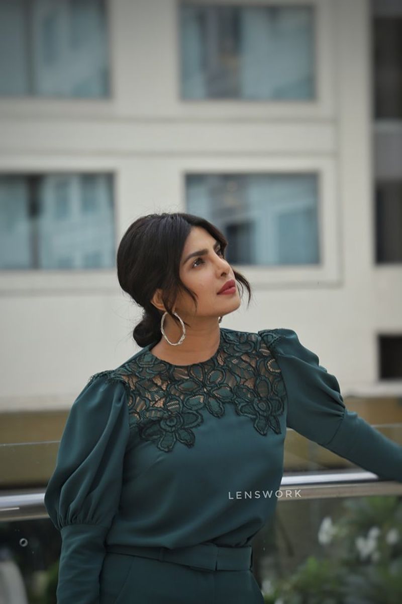 ఇటీవల కాలంలో గ్లామరస్ ఫోటోలతో నెటిజన్లకి కంటి మీద కునుకు లేకుండా చేసిన ప్రియాంక హాట్ ఫోటోలు.