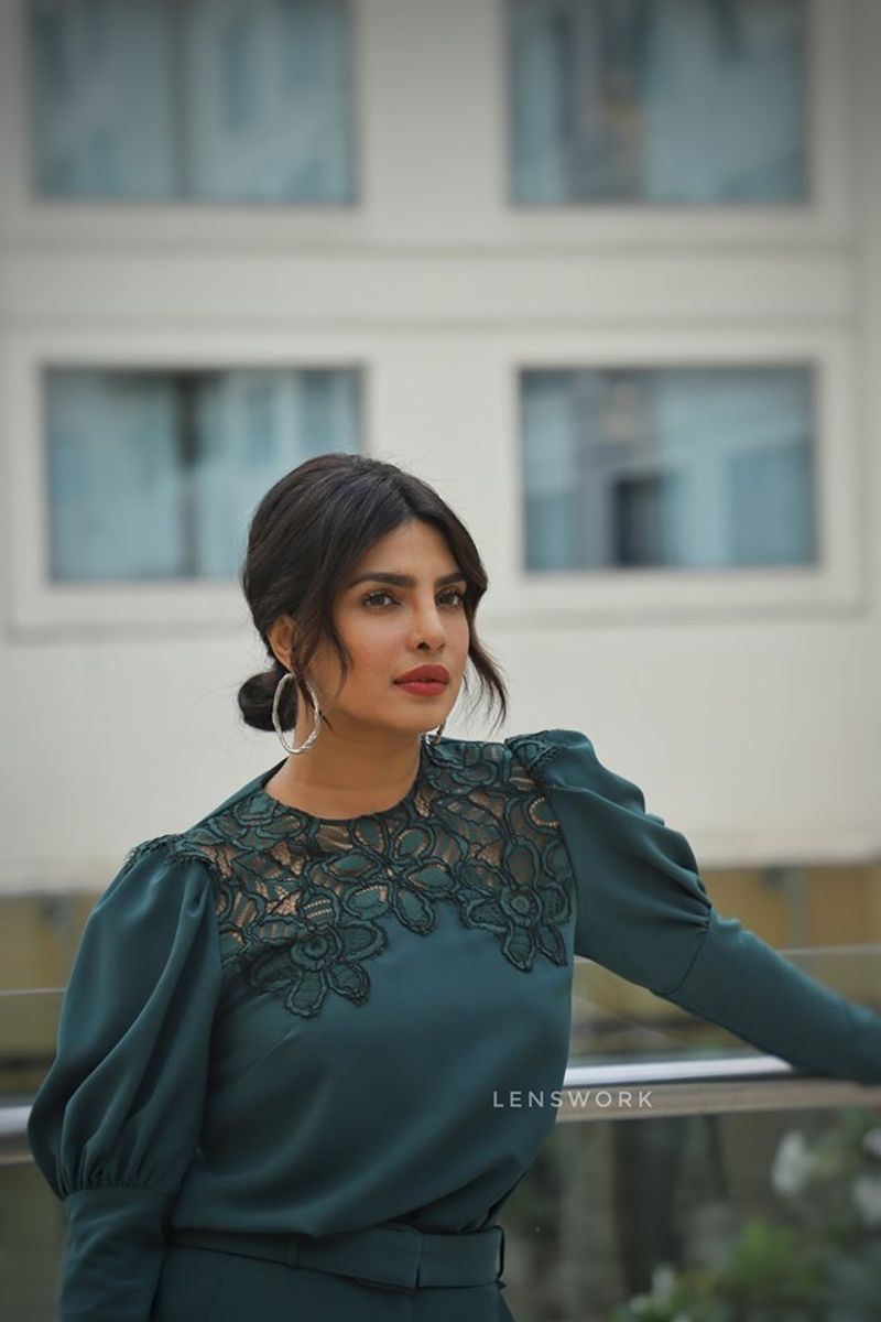 ఇటీవల కాలంలో గ్లామరస్ ఫోటోలతో నెటిజన్లకి కంటి మీద కునుకు లేకుండా చేసిన ప్రియాంక హాట్ ఫోటోలు.