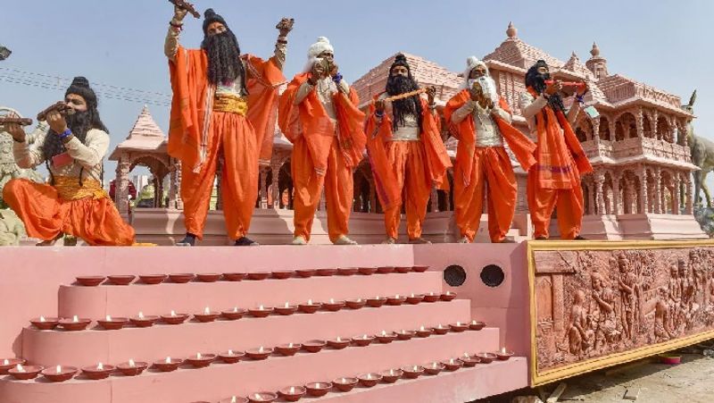 झांकी में चित्रों (वॉल पेंटिंग्स) में भगवान राम द्वारा निषादराज को गले लगाते और शबरी के जूठे बेर खाते, अहिल्या का उद्धार, हनुमान द्वारा संजीवनी बूटी लाया जाना, जटायु-राम संवाद, लंका नरेश की अशोक वाटिका और अन्य दृश्यों को दिखलाया गया था।