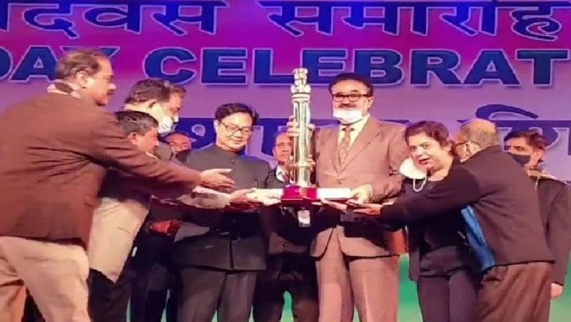 केंद्रीय मंत्री किरण रिजीजू ने प्रथम स्थान पाने वाली झांकी का पुरस्कार उत्तर प्रदेश के अपर मुख्य सचिव सूचना नवनीत सहगल व सूचना निदेशक शिशिर समेत पूरी टीम को दिया।
