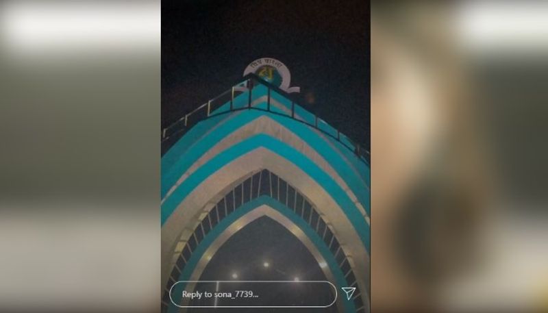গভীর রাতে এই ফাঁকা রাস্তা দিয়ে এগিয়ে চলেছেন তিনি। ভয় ডর অবশ্য নেই তাঁরা। রোম্যান্টিসজমেই মজেছেন সোনা।