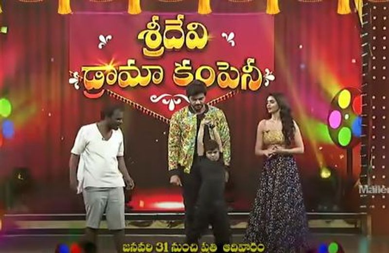 తర్వాత అదే పాటకు పండు, భాను కూడా డ్యాన్స్ వేశారు. ఆ తర్వాత ఇమ్యాన్యుయేల్, వర్ష కూడా ఏ మాత్రం తగ్గకుండా రొమాన్స్ చేయడం విశేషం.