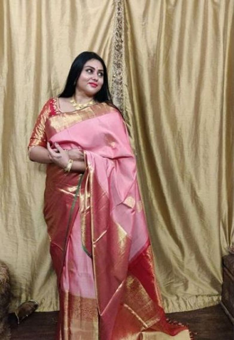 மேலும் கவர்ச்சி புயலாக வலம் வந்த இவருக்கென ஏராளமான ரசிகர் பட்டாளமே உள்ளது. 