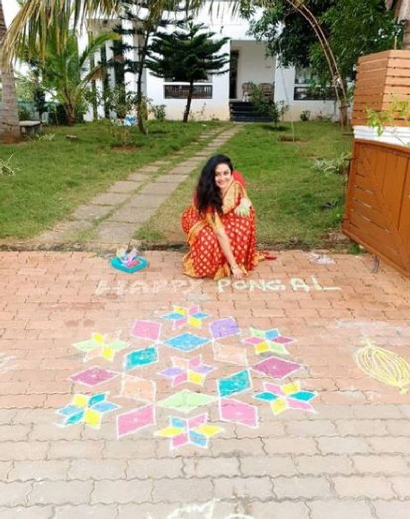 படவாய்ப்புகள் இல்லாததால், காணாமல் போன நடிகைகள் பட்டியலில் சேர்க்கப்பட்ட நமீதா, பிக்பாஸ் நிகழ்ச்சியில் மூலம் மீண்டும் ரீ-என்ட்ரி கொடுத்தார்.