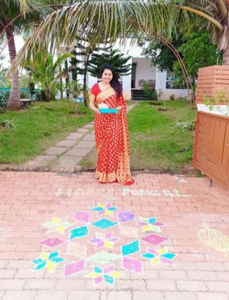 அந்த நிகழ்ச்சி மூலம் தமிழக ரசிகர்களிடையே மீண்டும் பிரபலமானார் நமீதா. அதன் பின்னர் வீரேந்திர செளத்ரி என்பவரை திருமணம் செய்து கொண்ட நமீதா, பொறுப்பான மனைவியாக செட்டில் ஆவார் என நினைத்தால், உடல் எடையை குறைத்து மீண்டும் திரைப்படங்களில் நடிக்க துவங்கியுள்ளார். 