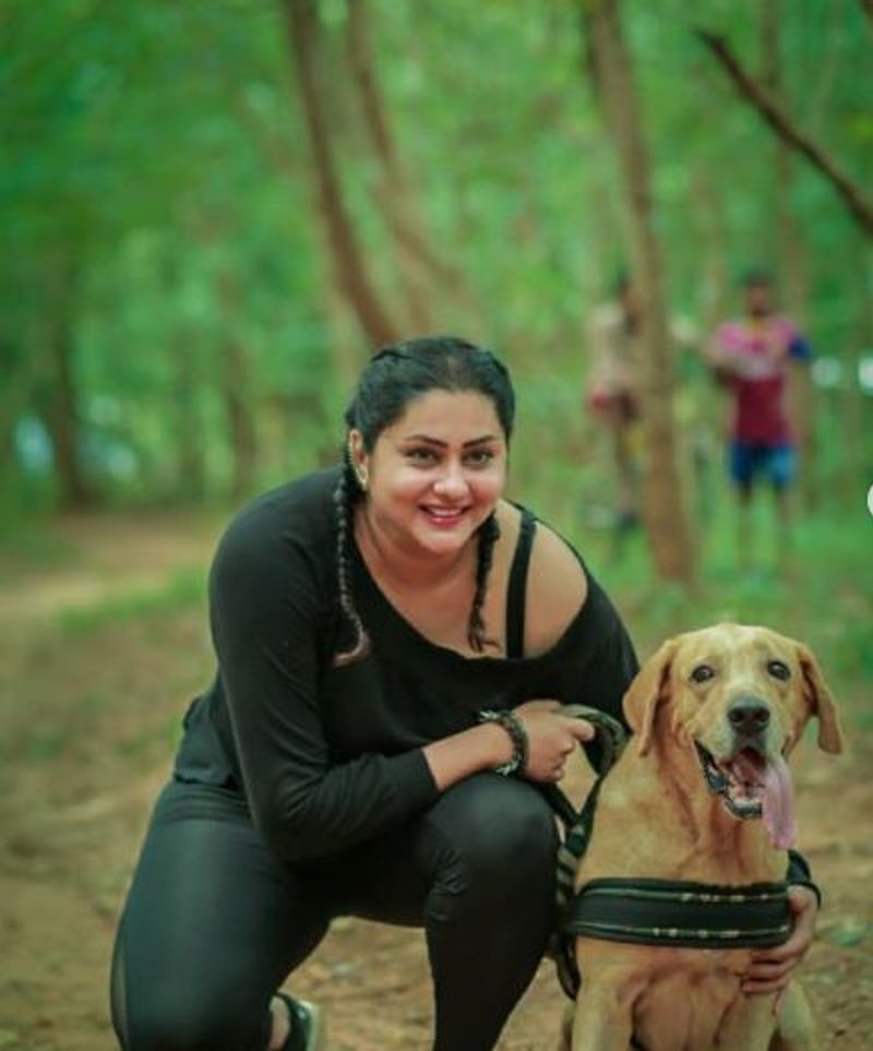 உடல் எடையை குறைத்த பிறகு சும்மா இருக்க கூடாது என நினைத்த நமீதா, ஹாட் உடையில் அதிரிபுதிரி கவர்ச்சியுடன் போட்டோ ஷூட்களை நடத்தி, இளசுகளின் தூக்கத்தை கெடுத்து வருகிறார்.