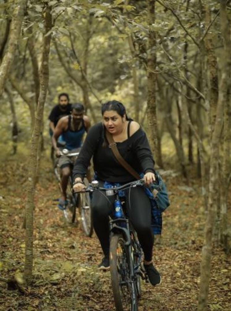 விதவிதமாக இவர் வெளியிட்டு வரும் புகைப்படங்களுக்கு ரசிகர்கள் மத்தியில் நல்ல வரவேற்பும் கிடைத்து வருகிறது.