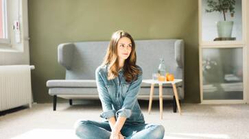 Some signs that lack of confidence in woman around men Some signs that lack of confidence in woman around men