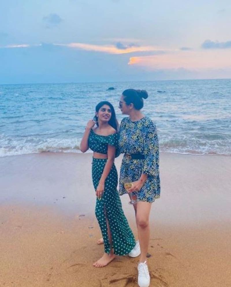 பின்னர், 'தெய்வ திருமகள்', 'காதலில் சொதப்புவது எப்படி', 'எதிர்நீச்சல்', உள்ளிட்ட படங்களில் நடித்து பிரபலமானார்.