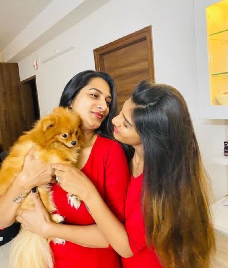 42 இரண்டு வயதிலும் சுரேகா 25 வயது பெண் போல் பார்ப்பவர்களை பரவச படுத்துகிறார். 