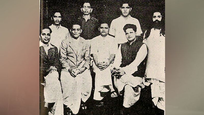 गोडसे कभी गांधी का चेला था। गांधीजी के नागरिक अवज्ञा आंदोलन में उसने बढ़-चढ़कर हिस्सा लिया। लेकिन बाद में जब गांधीजी ने बंटवारे का समर्थन किया, तब गोडसे के दिल में उनके प्रति नफरत भर गई। लेकिन उसने गांधीजी को क्यों मारा, इसकी असली वजह कभी सामने नहीं आ सकी।
(खड़े हुए : शंकर किस्तैया, गोपाल गोडसे, मदनलाल पाहवा, दिगम्बर बड़गे
बैठे हुए: नारायण आप्टे, विनायक दामोदर सावरकर, नाथूराम गोडसे और विष्णु रामकृष्ण करकरे)
