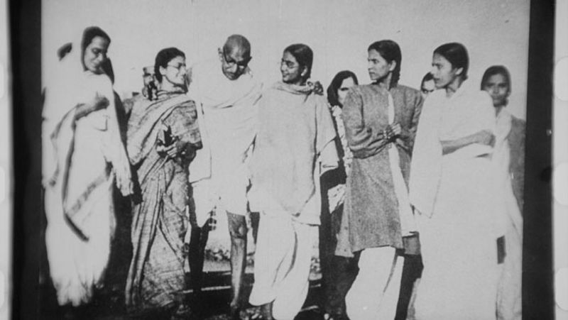 गांधीजी की हत्या में गोडसे सहित 8 लोगों को आरोपी बनाया गया था। इनमें तीन आरोपियों शंकर किस्तैया, दिगंबर बड़गे और विनायक दमोदरराव सावरकर में से बड़गे सरकारी गवाह बन गया। उसे बरी कर दिया गया। शंकर किस्तैया उच्च न्यायालय से बरी हो गया। सावरकर के खिलाफ कोई सबूत नहीं मिले। इसलिए उन्हें भी बरी कर दिया गया।
(गांधीजी का एक दुर्लभ चित्र, जिसमें वे आभा और मनु के साथ जा रहे हैं)

