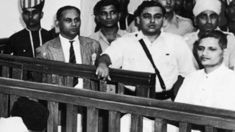 बता दें कि गांधीजी की हत्या के इल्जाम में गोडसे को गिरफ्तार किया गया और पंजाब हाईकोर्ट में 8 नवंबर, 1949 को उसका ट्रायल हुआ। 15 नवंबर को उसे अंबाला जेल में फांसी दी गई।
(कोर्ट में गोडसे)
