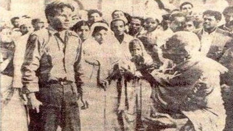 गोडसे ने न कोर्ट में और न बाहर इसकी सही वजह बताई कि उसने गांधीजी को क्यों मारा? हालांकि सबके अपने-अपने तर्क हैं।
-कोई कहता है कि कश्मीर समस्या के बावजूद जिन्ना ने गांधीजी के पाकिस्तान दौरे को सहमति दे दी थी। गोडसे को लगने लगा था कि गांधीजी के मन में मुस्लिमों के प्रति ज्यादा दयाभाव है। गोडसे ने एक बार कहा था कि गांधीजी साधु हो सकते हैं, लेकिन राजनीतिज्ञ नहीं।
-एक कारण यह भी माना जाता है कि पाकिस्तान को 55 करोड़ देने के मामले में जब कांग्रेस पीछे हटी, तब गांधीजी ने आमरण अनशन की चेतावनी दी थी। गोडसे गांधीजी के इस बर्ताव से गुस्से में था।
(गांधीजी की हत्या के दौरान की तस्वीर)