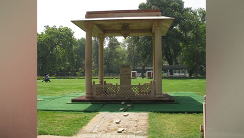 गांधीजी की हत्या में पांच आरोपियों गोडसे, मदनलाल पाहवा और विष्णु करकरे को आजीवन कारावास हुआ। नाथूराम गोडसे और नारायण आप्टे को फांसी दी गई। बता दें कि बिड़ला भवन में ही प्रार्थना सभा के दौरान गांधीजी पर 10 दिन पहले हमला हुआ था। मतब मदनलाल पाहवा नामक एक पंजाबी शरणार्थी ने गांधी पर बम फेंका था। गोडसे भी इससे पहले गांधीजी को मारने की कोशिश कर चुका था।
नई दिल्ली स्थित बिड़ला भवन की वो जगह (गांधी स्मृति) जहां 30 जनवरी 1948 को गांधीजी को गोली मार दी गई थी