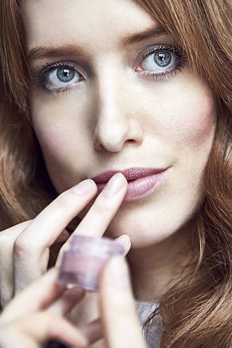 Moisturise
After the scrub, moisturising is must to keep your lips fresh and hydrated. Make a paste of olive oil and glycerine. Then wipe it off with a napkin; this will give your lips a plump.