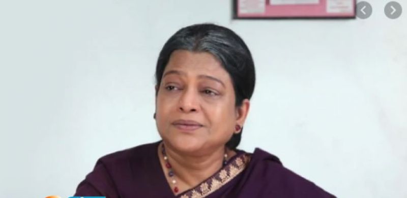 அந்த வகையில், இந்த சீரியலின் ஆணி வேறாக நடித்து வருபவர் ஷீலா. பாண்டியன் ஸ்டோர் சீரியல்... அண்ணன் தம்பிகளின் தாயாக, லட்சுமி என்கிற கதாபாத்திரத்தில் நடித்து வருகிறார்.