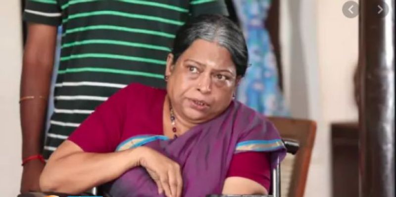 இவரை பற்றி பலரும் அறிந்திடாத ஆச்சர்ய தகவல் தற்போது வெளியாகியுள்ளது. அதாவது இவர், தளபதி விஜய்யின் சித்தி தானாம்.