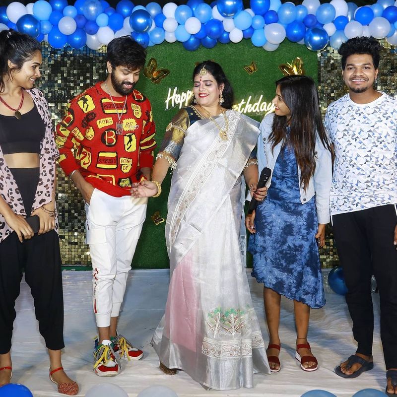 ఇక కరాటే కళ్యాణి కొడుకు బర్త్ డే వేడుకలో బిగ్ బాస్ కంటెస్టెంట్స్ ఆడిపాడినట్లు తెలుస్తుంది. కరాటే కళ్యాణితో కలిసి సోహైల్, దివి, అరియనా, అవినాష్ సరదాగా గడిపిన ఫోటోలు ఆసక్తి రేపుతున్నాయి.