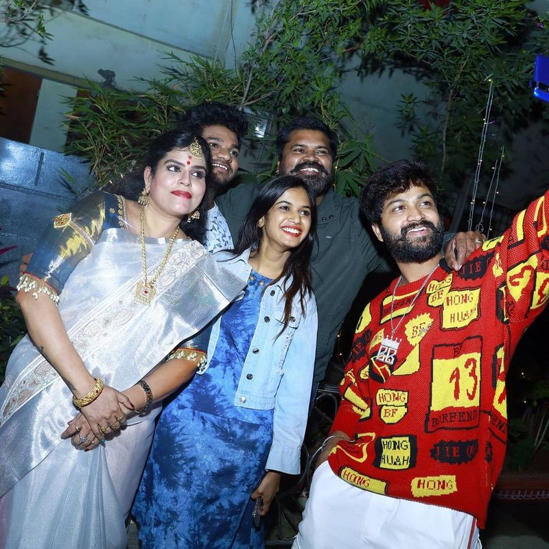 తాజాగా బిగ్ బాస్ కంటెస్టెంట్స్ కొందరు నటి కరాటే కళ్యాణి ఇంట్లో జరిగిన ఓ ఫంక్షన్ కి హాజరై సందడి చేశారు. బిగ్ బాస్ షో ఫైనలిస్ట్స్ అయిన సోహైల్, అరియనాలతో పాటు అవినాష్, కుమార్ సాయి, దివి మరియు అమ్మ రాజశేఖర్ ఈ వేడుకలో పాల్గొన్నారు.