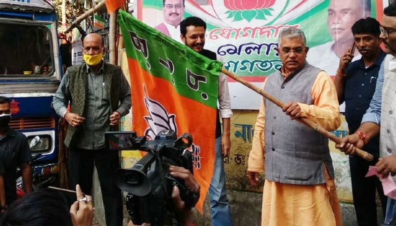 <p>তালিকা দেখা মাত্রই সকলে ফোন করে শুভেচ্ছা জানাতে থাকে। এতেই বিপত্তি। কৌশিক এবার ভোট ময়দানে লড়াই করছেন না। </p>