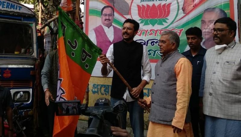 <p>এমন সময় সামনে আসে ময়নাগুড়ি এলাকা। সেখানের প্রার্থী তালিকায় নাম রয়েছে কৌশিক রায়ের। অর্থাৎ সৌজন্য লড়াছেন সেখান থেকেই। </p>
