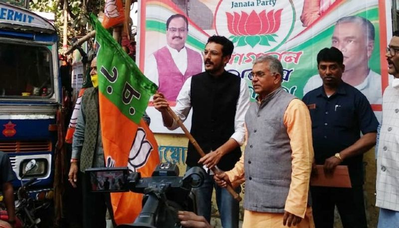 <p>যার ফলে প্রার্থী তালিকা প্রকাশ্যে আসার পর সকলেই অপেক্ষায় ছিলেন সৌজন্য অর্থাৎ কৌশিক রায় কোথাকার টিকিট পেলেন!</p>