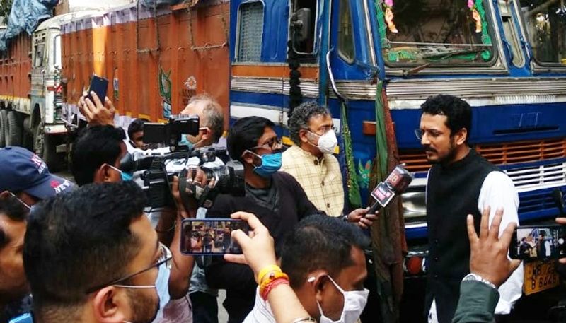 <p>অভিনেতা কৌশিক রায়। তাঁর পছন্দের দল গেরুয়া শিবির। দীলিপ ঘোষের হাত ধরেই তিনি হাতে তুলে নিয়েছিলেন বিজেপি-র পতাকা। </p>