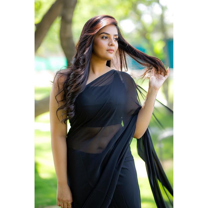 శ్రీముఖి తన నడుమందాలను చూపించడం చాలా అరుదు. ఎందుకో ఏమో ఈ అమ్మడికి ఓ సారి చూపించాలని గట్టిగా ఫిక్స్ అయినట్టుంది. టీషర్ట్ పైకెత్తి మరీ నడుముని, బొడ్డు అందాన్ని చూపించేసింది.