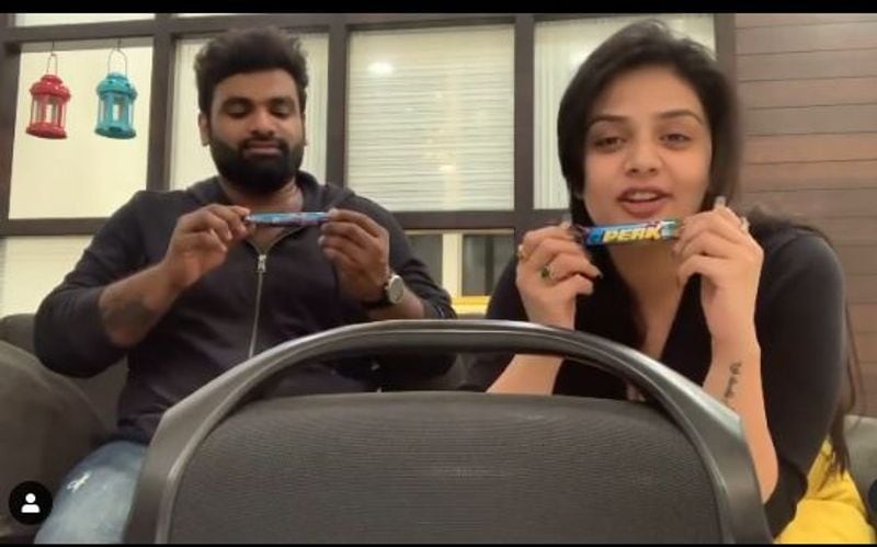 వాలెంటైన్స్ డే సందర్భంగా లవర్స్ ఎవరైన ఫ్రాంక్ వీడియోలు, ఫోటోస్ అప్లోడ్ చేయాలని, బెస్ట్ గా చేసిన వారు పది లక్షలు గెలుచుకోవచ్చని తెలిపింది.