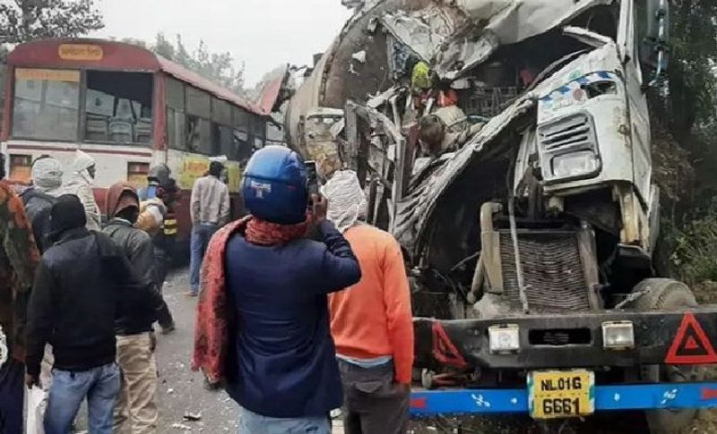 रेस्क्यू ऑपरेशन में जुटी हुई है पुलिस
मामले की जानकारी मिलते ही मौक पर पुलिस पहुंच गई है। पुलिसकर्मी घटनास्थल पर पहुंचकर रेस्क्यू अभियान में जुट गए हैं। शवों को कब्जे में लेकर पोस्टमार्टम के लिए भेज दिया गया है और मृतकों के परिजनों को हादसे की जानकारी दे दी गई है।