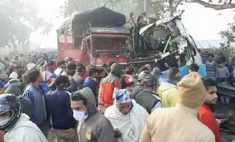 इस वजह से हुआ दर्दनाक हादसा..
दरअसल, यह भयानक एक्सीडेंट मुरादाबाद-आगरा हाईवे पर शनिवार सुबह में हुआ है। जिसकी वजह घना कोहरा और स्पीड बताई जा रही है। हादसे के बाद इलाके में हड़कंप मच गया। आनन-फानन में घायलों को स्थानीय लोगों की मददद से पुलिस ने सदर अस्पताल में भर्ती कराया गया है।